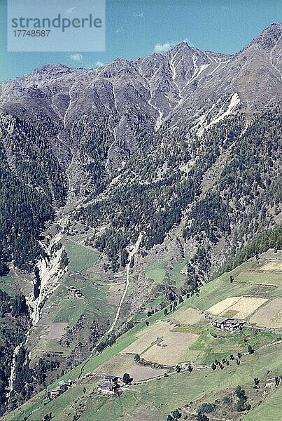 Bergbauernhöfe bei St. Martin  historisch  Siebziger Jahre  70er Jahre  Berge  Berglandschaft  Alpen  Alpenraum  Landwirtschaft  n  Felder  Erosion  Erosionslandschaften  Kulturlandschaft  Schlanders  Autonome Provinz Bozen  Südtirol  Italien  Europa