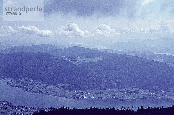 Ossiacher See  Blick von der  Ausblick  Weitblick  Landschaft  Fernblick  Impression  Sommer  sommerlich  historisch  Sechziger Jahre  Kanzelhöhe  Villach-Land  Kärnten  Österreich  Europa