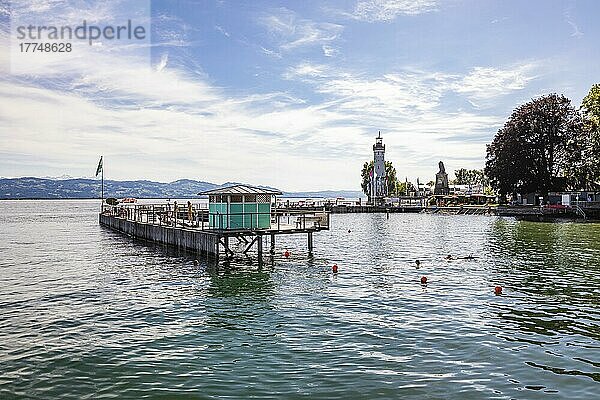 Badeanstalt Römerbad und Leuchtturm im Hafen  Lindau  Bayern  Deutschland  Europa