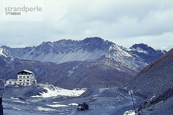 Am Stilfserjoch  Stilfs  Italien  Passstraße  Ausblick  Leitplanke  Pass  Übergang  Winter  herbstlich  Wolken  wolkig  Gasthaus  Pension  Hotel  Unterkunft  Fiat 500  Fiat  bewölkt  Reise  Reisefotografie  Europa