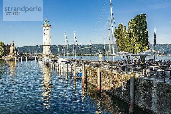 Biergarten am Hafen  Bayerischer Löwe  Leuchtturm  Boote  Lindau  Bayern  Deutschland  Europa