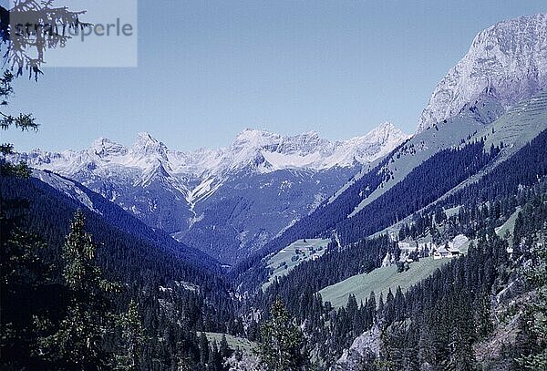 Bei Pfafflar  Hornbachkette  Imst  Tirol  Österreich  historisch  Siebziger Jahre  70er Jahre  Berge  Berglandschaft  Alpen  Alpenraum  Gebirge  alpin  Reise  Reisefotografie  Gebirgstal  Besiedelung  Kulturlandschaft  Gebirgslandschaft  Bergbauern  Bergsommer  Ausblick  felsig  Felsen  schroff  Europa