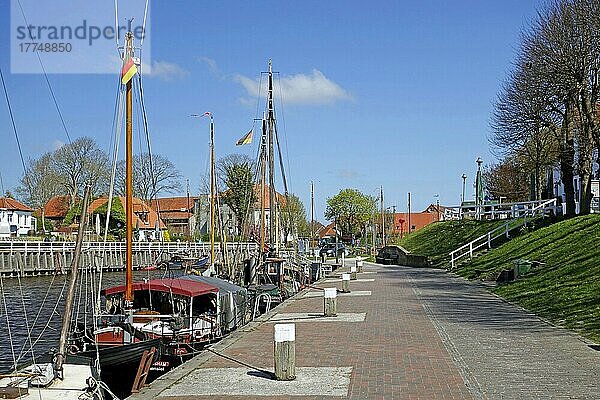 Flaniermeile  Museumshafen Carolinensiel  Ostfriesland  Niedersachsen  Deutschland  Europa