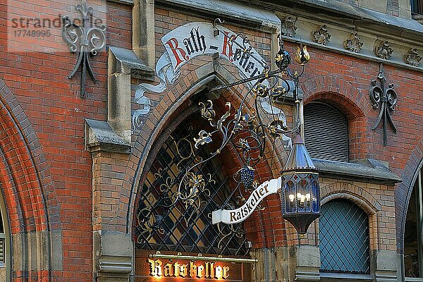 Ratskeller  Eingang  historisches Schild  München  Oberbayern  Bayern  Deutschland  Europa