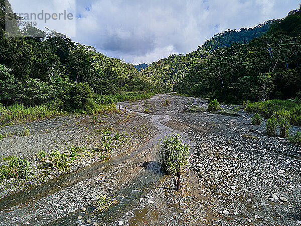 Drohnenaufnahme eines Flusses im Regenwald des Nationalpark Corcovado  Osa Peninsula  Costa Rica  Zentralamerika |Drone shot of a river in rainforest of Corcovado National Park  Osa Peninsula  Costa Rica  Central America|