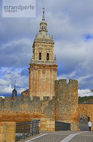 Glockenturm der Kathedrale und Stadtmauer  Burgo de Osma-Ciudad de Osma  Provinz Soria  Kastilien-León  Spanien  Europa