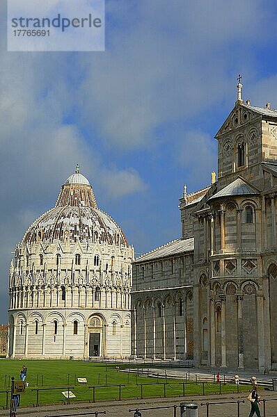 Pisa  Baptisterium  Piazza del Duomo  Domplatz  Campo dei Miracoli  UNESCO-Weltkulturerbe  Toskana  Italien  Europa