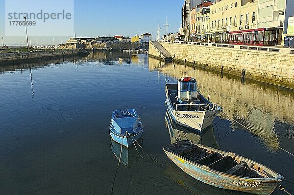 Peniche  Fischerboote  Bezirk Leiria  Atlantikküste  Estremadura  Portugal  Europa