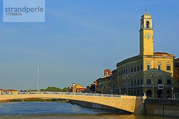 Pisa  Lungarno  Fluss Arno  UNESCO-Weltkulturerbe  Toskana  Italien  Europa