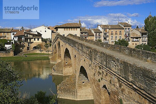 Jakobsweg  Puente la Reina  Gares  Mittelalterliche Brücke  Fluss Arga  Jakobsweg  Navarra  Spanien  Europa