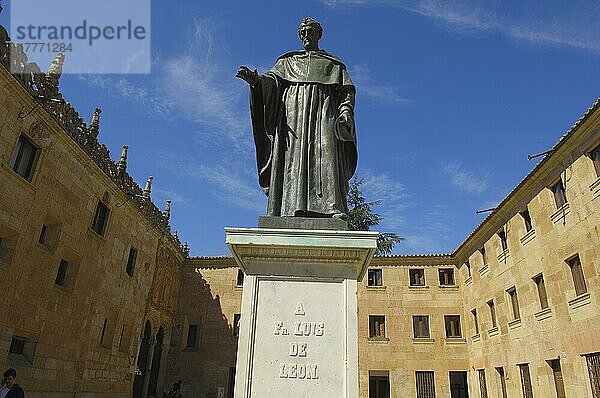 Salamanca  Statue von Fray Luis Ponce de Leon  Universität Salamanca  Kastilien-León  Spanien  Europa