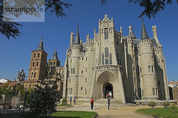 Astorga  Gaudi-Palast jetzt Museun der Wege  Bischofspalast  Via de la plata  Ruta de la plata  Provinz Leon  Castilla y Leon  Camino de Santiago  Jakobsweg  Spanien  Europa