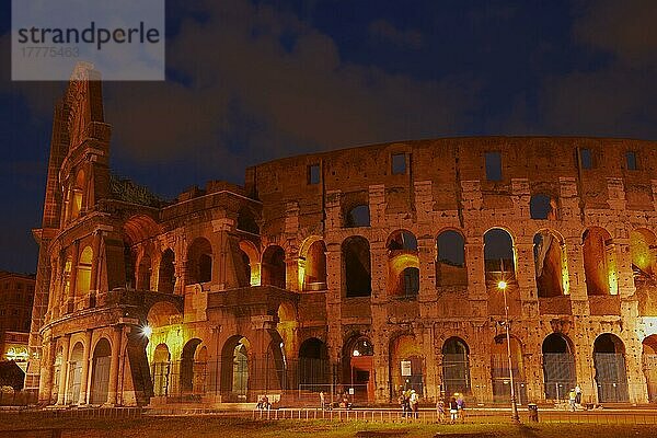 Kolosseum  Römisches Kolosseum in der Abenddämmerung  Rom  Latium  Italien  Europa