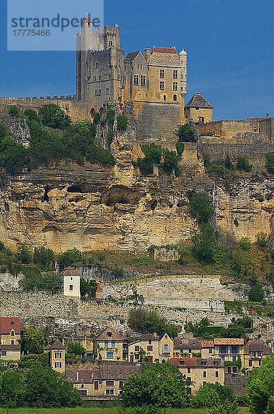 Beynac  Beynac et Cazenac  Perigord  Schloss Beynac  Tal der Dordogne  Perigord Noir  Les plus beaux villages de France  Aquitaine  Frankreich  Europa