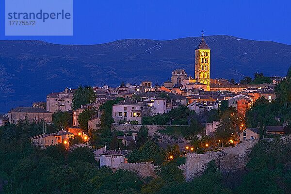 San Esteban Kirche in der Abenddämmerung  Segovia  Kastilien-Leon  Spanien  Europa