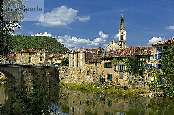 Saint Antonin Noble Val  Fluss Aveyron  Departement Tarn et Garonne  Region Midi-Pyrenäen  Frankreich  Europa