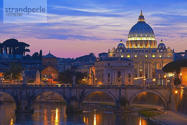 Petersdom  Ponte Sant' Angelo  Sant'Angelo-Brücke  Fluss Tiber  Vatikanstadt  Rom  Latium  Italien  Europa