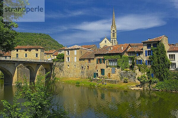 Saint Antonin Noble Val  Fluss Aveyron  Departement Tarn et Garonne  Region Midi-Pyrenäen  Frankreich  Europa