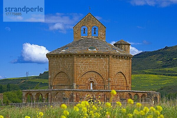 Santa Maria de Eunate  romanische Kirche  Eunate-Kirche  Jakobsweg  Muruzabal  Navarra  Spanien  Europa