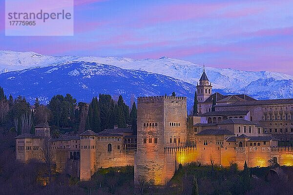 Alhambra  UNESCO-Weltkulturerbe  Sierra Nevada und la Alhambra in der Abenddämmerung  Granada  Andalusien  Spanien  Europa