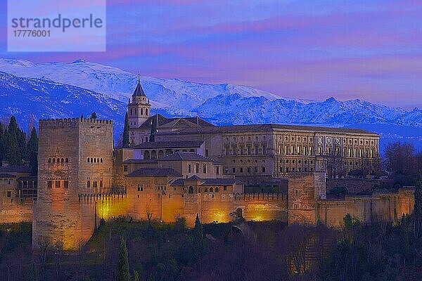 Alhambra  UNESCO-Weltkulturerbe  Sierra Nevada und la Alhambra in der Abenddämmerung  Granada  Andalusien  Spanien  Europa