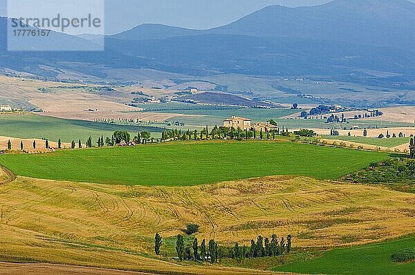 Val d'Orcia  UNESCO-Weltkulturerbe  Felder und Bauernhäuser  Landschaft der Toskana  Pienza  Provinz Siena  Toskana  Italien  Europa