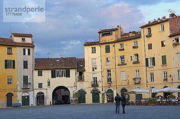Lucca  Anfiteatro Platz in der Abenddämmerung  Piazza Dell'anfiteatro  Toskana  Italien  Europa