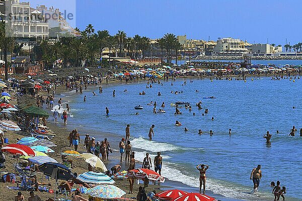 Strand in der Hochsaison  Benalmadena. Costa del Sol  Provinz Malaga  Andalusien  Spanien  Europa