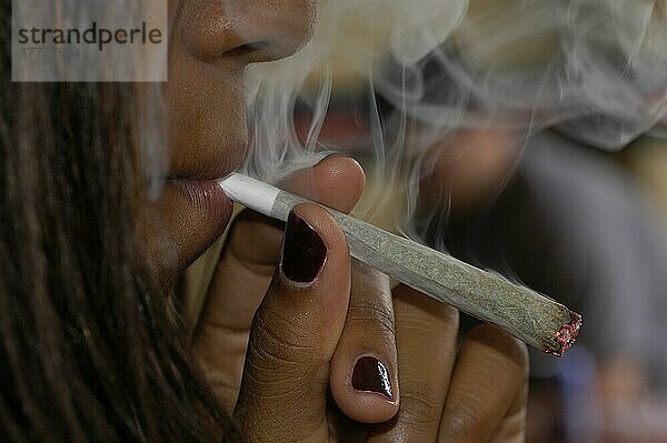 Marihuana rauchende Frau