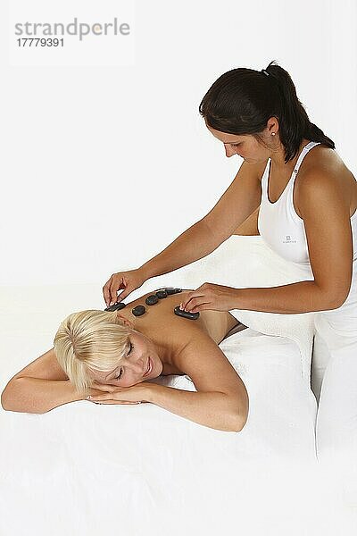 Frau bei der Hot-Stone-Massage  Heiße Steine  Basalt  La Stone Therapie  LaStone Therapie