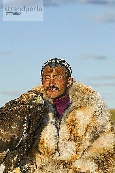 Kasachischer Jäger mit Steinadler (Aquila chrysaetos)  Altai-Gebirge  Bajan-Ulgii  Westliche Mongolei  Oktober