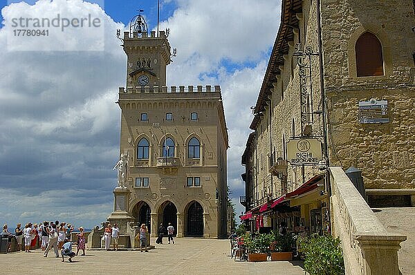 San Marino  Palazzo Pubblico  Piazza della Liberta  Freiheitsstatue  Monte Titano  Republik San Marino  Italien  Europa