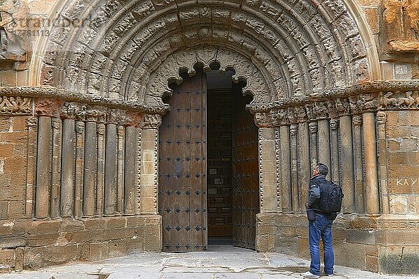 Puente la Reina  Gares  Kirche von Santiago  Jakobsweg  Camino de Santiago  Pilgerweg  Navarra  Spanien  Europa