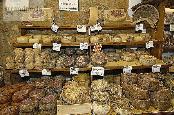 Pienza  Pecorino-Käse  Val d'Orcia  Orcia-Tal  UNESCO-Weltkulturerbe  Provinz Siena  Toskana  Italien  Europa