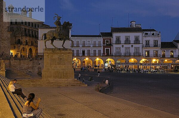Trujillo  Hauptplatz in der Abenddämmerung  Plaza Mayor  Provinz Caceres  Extremadura  Spanien  Europa