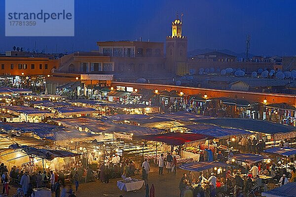 Djemaa El Fna Platz  Marrakesch  UNESCO Weltkulturerbe  Jemaa El-Fna Platz in der Abenddämmerung  Maghreb  Nordafrika  Marokko  Afrika