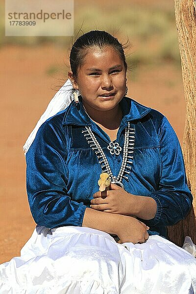 Navajo-Indianerin mit Entenküken  amerikanischer Ureinwohner  Ureinwohnerin  Monument Valley  Utah  USA  Nordamerika