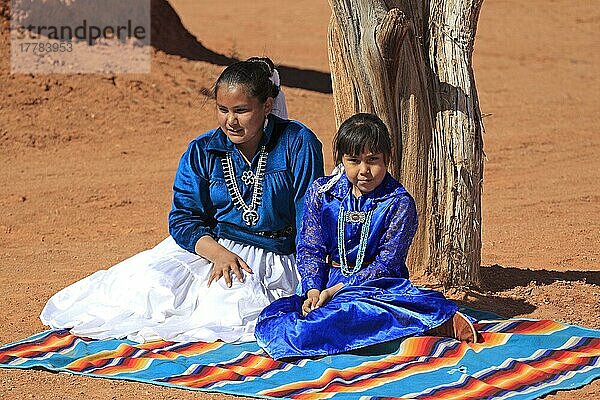 Navajo-Indianer  Mutter und Tochter  Monument Valley  Utah  USA  amerikanischer Ureinwohner  Nordamerika