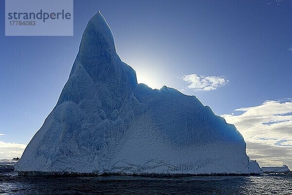 Eisberg  Weddellmeer  in blauem Wasser  Antarktis  Antarktika