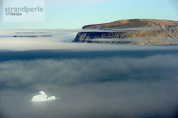 Kleiner Eisberg  Sunshine-Fjord  Nunavut  Kanada  Baffi  Baffininsel  Island  Nordamerika