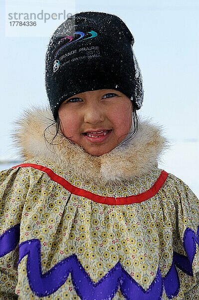 Inuit  Mädchen in traditioneller Kleidung  Bank  Eskimo  Island  Kanada  Nordamerika