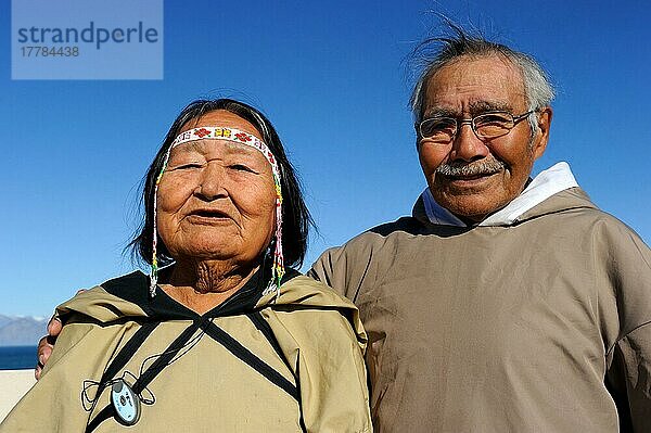 Altes Inuit-Paar  Dorf Pond Inlet  Baffin-Insel  Nunavut  Kanada  Baffininsel  Baffin Island  Nordamerika