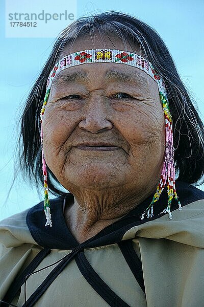 Inuit-Frau  Pond Inlet  Baffin-Insel  Nunavut  Kanada  Baffi  Inuit  Eskimo  Schamane  Schamanin  Island  Nordamerika