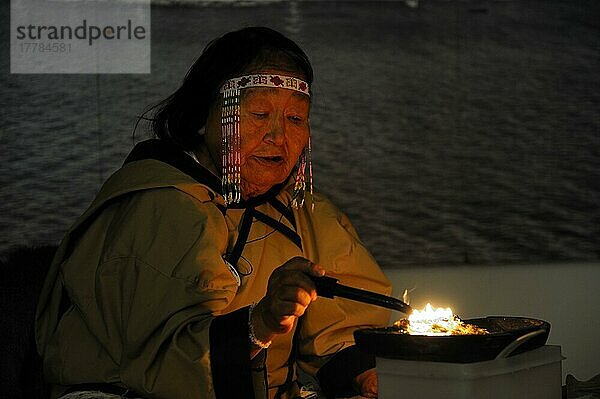 Inuit-Schamanin verbrennt Öl bei Zeremonie  Siedlung Pond Inlet  Baffin-Insel  Nunavut  Kanada  Beschwörung  Schamane  Inuit  Eskimo  Schamanin  Baffin Island  Nordamerika