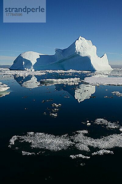 Eisberg  Jones Sound  zwischen Ellesmere und Devon Island  Nunavut  Kanada  Nordamerika