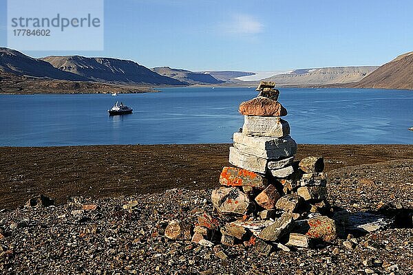 Gestapelte Steine  Sunshine Fjord  Nunavut  Inukshuk  Kanada  Nordamerika