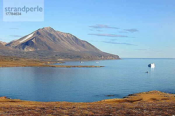 Eisberg und Berg  Dundas Harbour  Devon Island  Nunavut  Kanada  Nordamerika