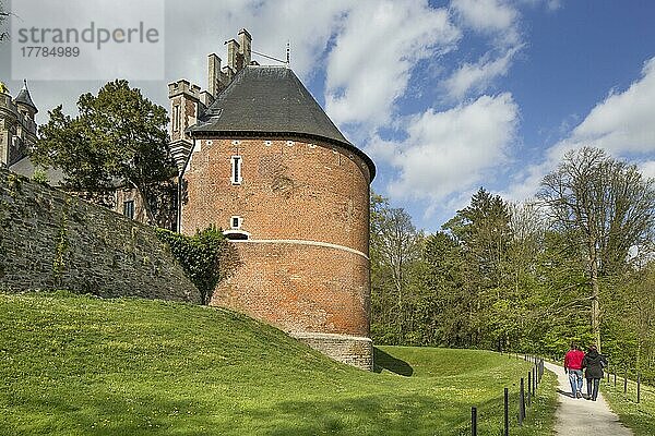Touristen  Kasteel Gaasbeek  Schloss Gaasbeek  Lennik  Flämisch Brabant  Belgien  Europa