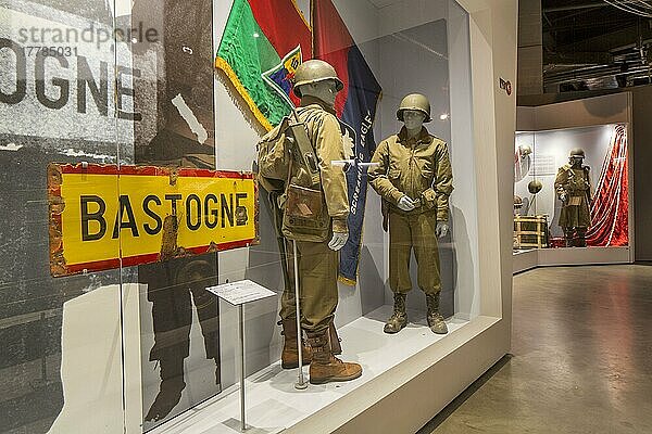 Bastogne Kriegsmuseum  Bastogne War Museum  Zweiter Weltkrieg  1940-1945  Uniform  Waffe  Soldaten  Bastogne  Ardennen  Belgien  Europa