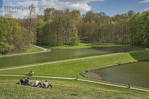 Touristen  Park  Kasteel Gaasbeek  Schloss Gaasbeek  Lennik  Flämisch Brabant  Belgien  Europa